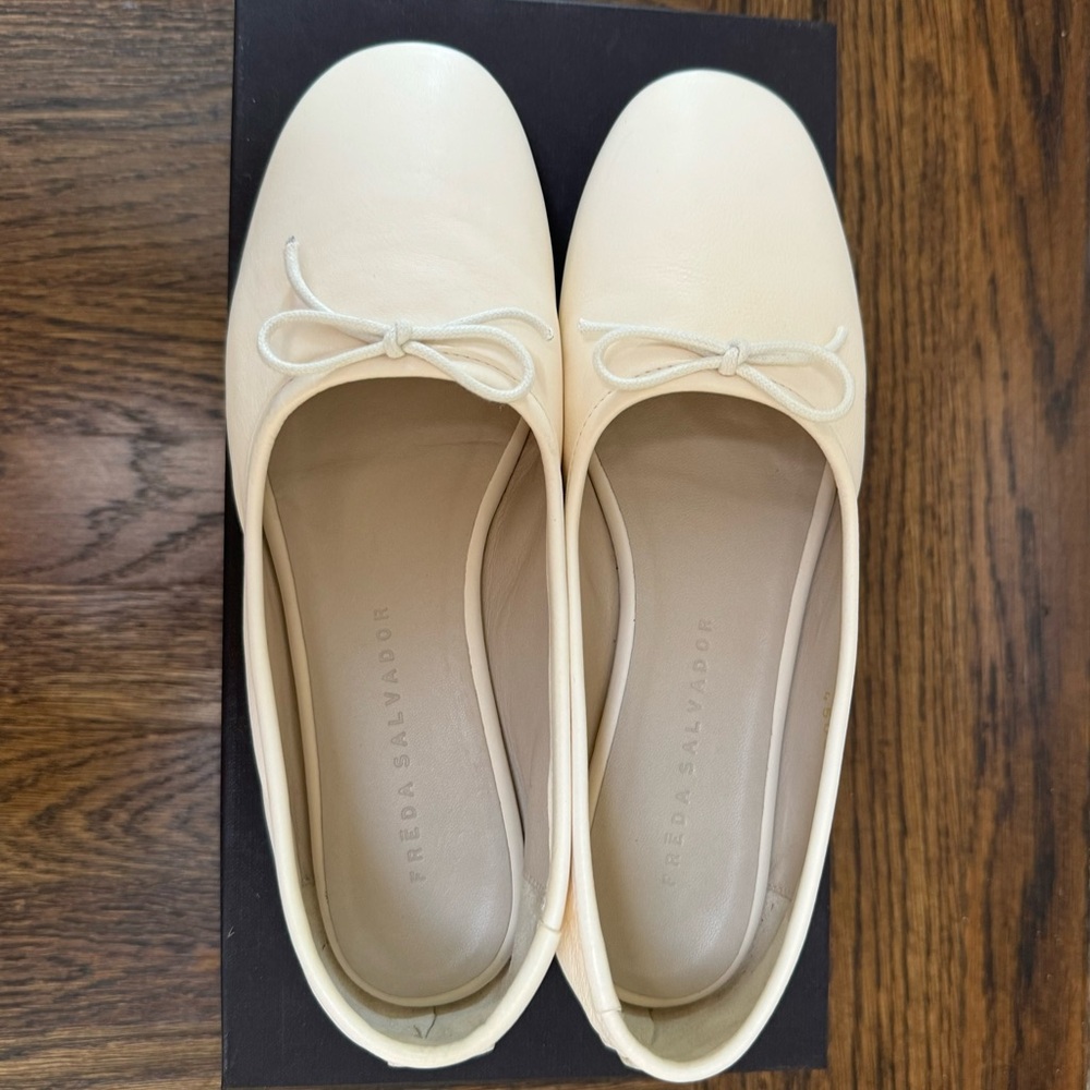 FREDA SALVADOR ROMA ROUND TOE BALLET FLAT- Size: 6.5- Color: Ivory